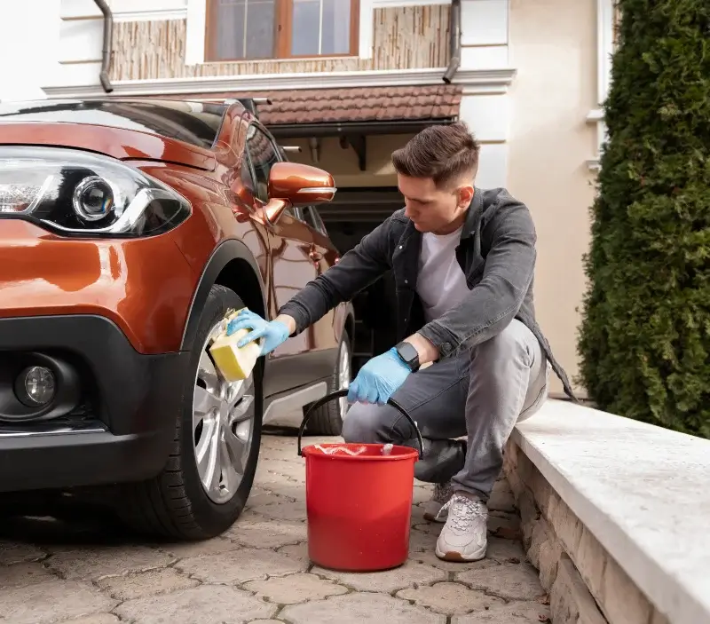 Lavage auto à domicile Cardet : professionnel intervenant sur un véhicule